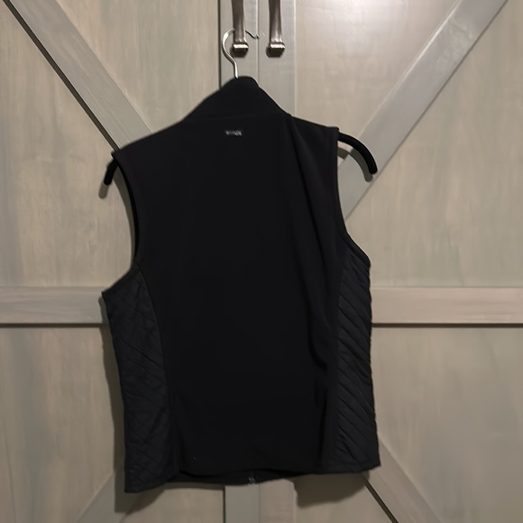 Women’s Columbia fleece vest with quilting insets. - Picture 2 of 3